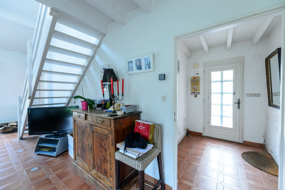 05-escalier-entree-lumiere-ferme-mobilier-campagne-sol-ancien