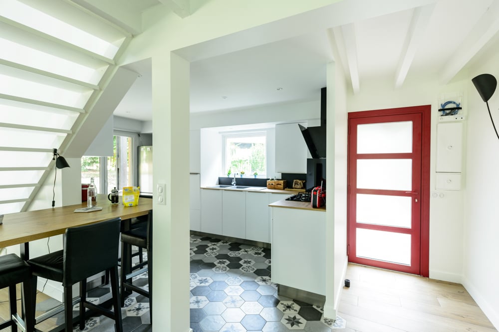 12-entree-porte-vitree-rouge-carrelage-cuisine-ouverte-amenagement-agencement-ilot-bar-escalier-applique-lumiere-noire
