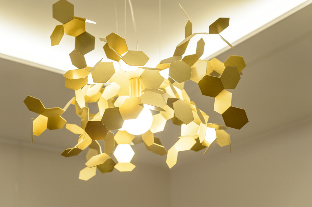 51-luminaire-suspension-or-reflechissant-corniche-ruban-led-salon-artistique-lampe-source-lumineuse