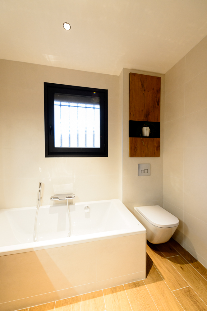 baignoire-wc-suspendu-effet-bois-fenetre