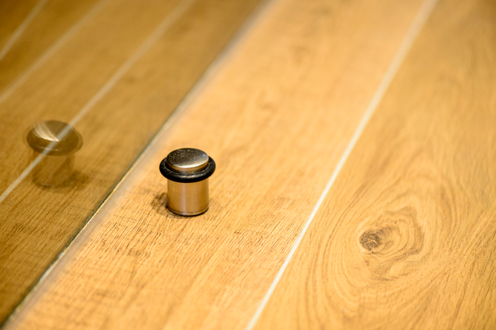 butoir-porte-sol-effet-bois-carrelage-chaleureux-joint-paroi-douche