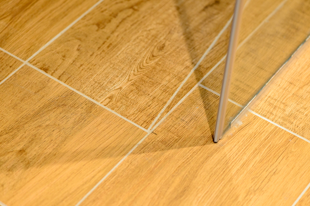 coupe-carrelage-effet-bois-sanitaire-moderne