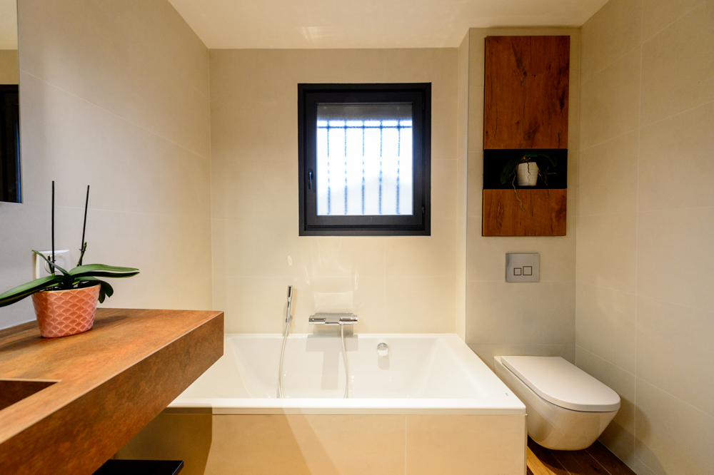 meuble-sur-mesure-baignoire-wc-suspendu-vasque-amenagement