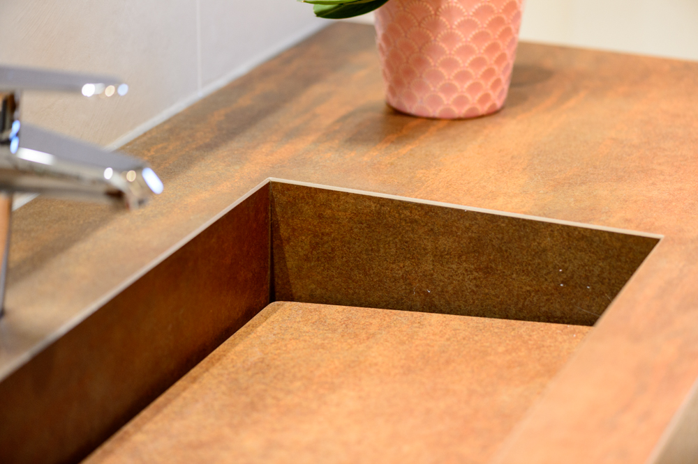 vasque-sur-mesure-monopente-carrelage-effet-corten-plante-renovation-decoration