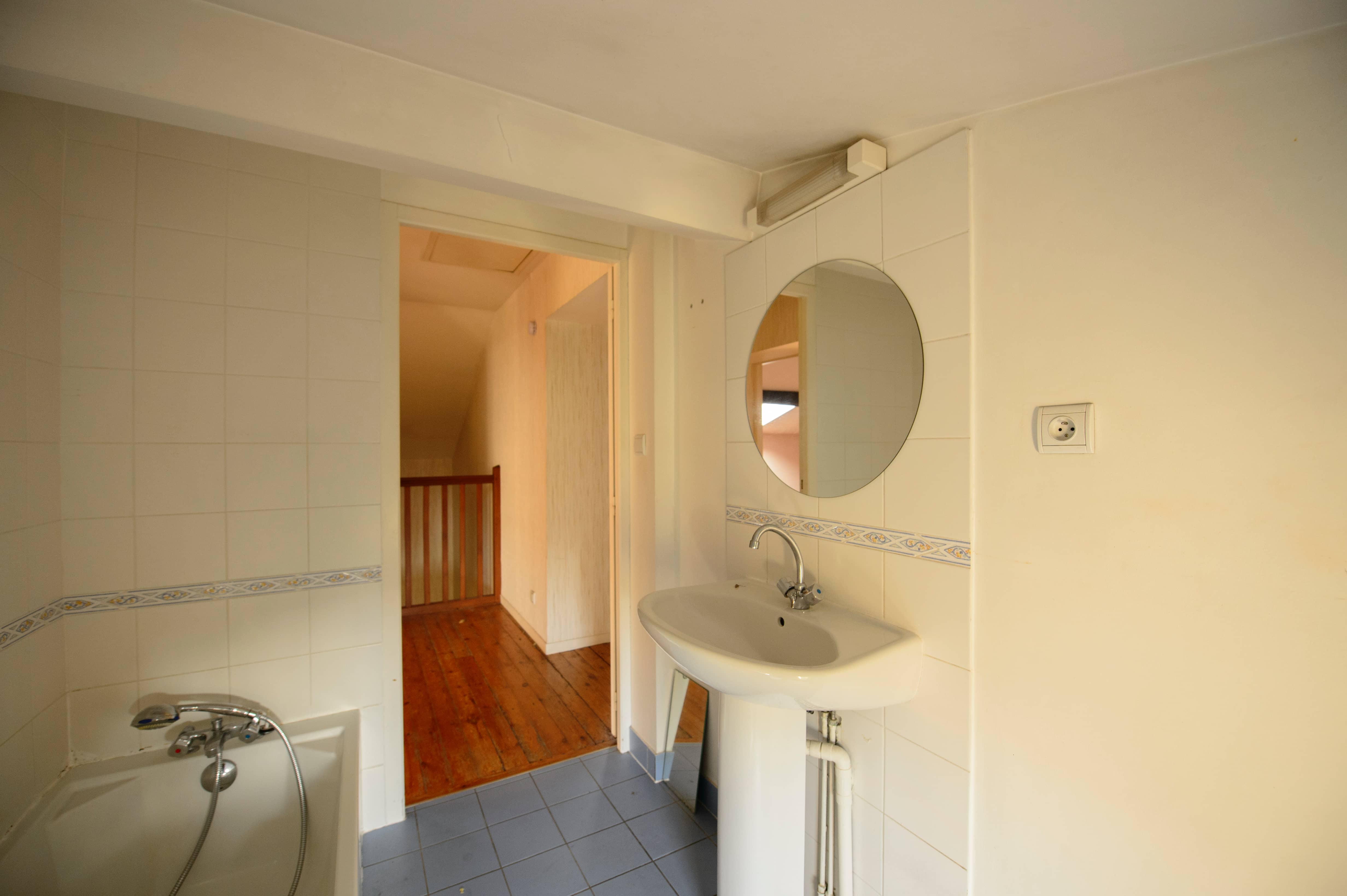 beaux-interieurs-salle-d-eau-avant-travaux-de-renovation