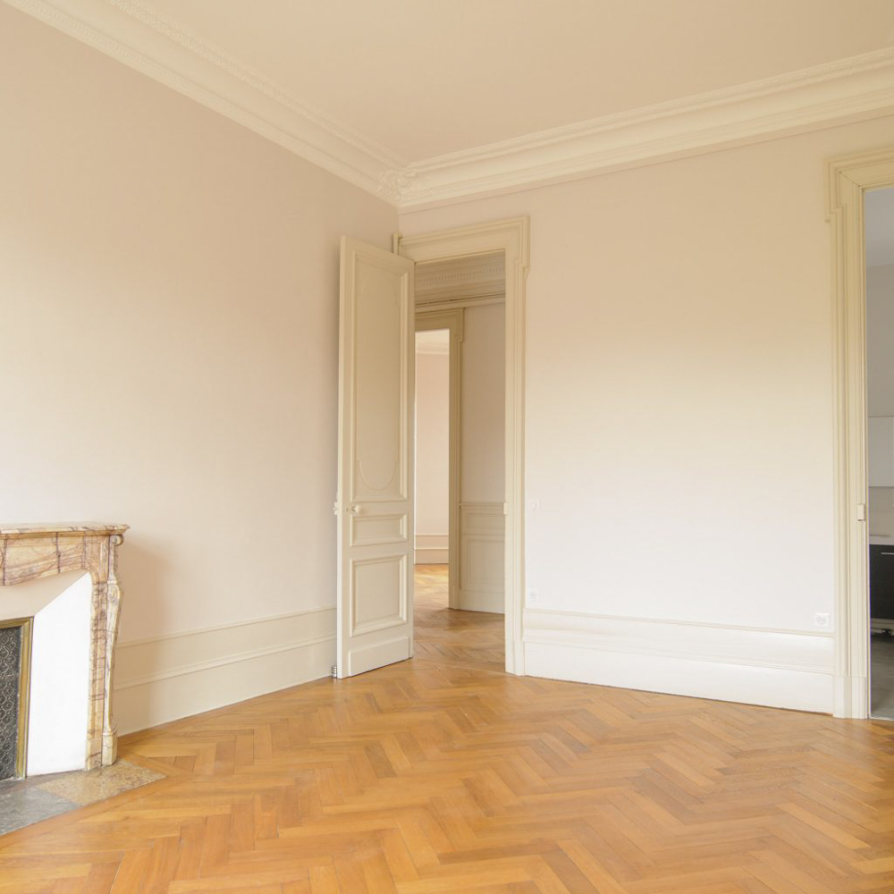 beaux-interieurs-chambre-parentale-parquet-massif-pose-en-fougère-2-1024x1024
