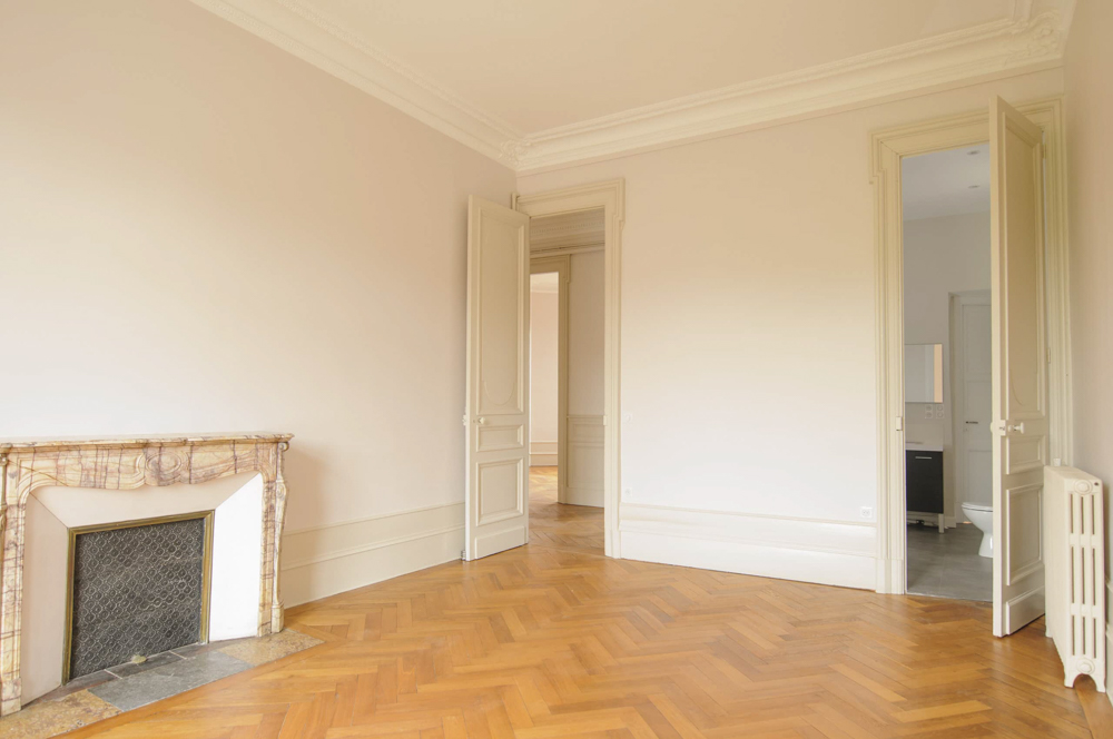 beaux-interieurs-chambre-parentale-parquet-massif-pose-en-fougère-2