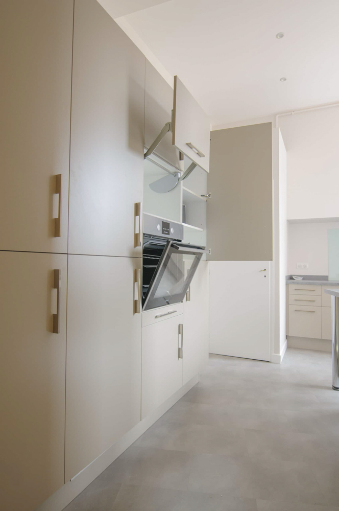 beaux-interieurs-cuisine-équipée-four-encastré-sol-souple-effet-beton-2