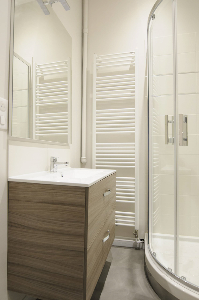 beaux-interieurs-salle-deau-séche-serviette-échelle-blanc-1