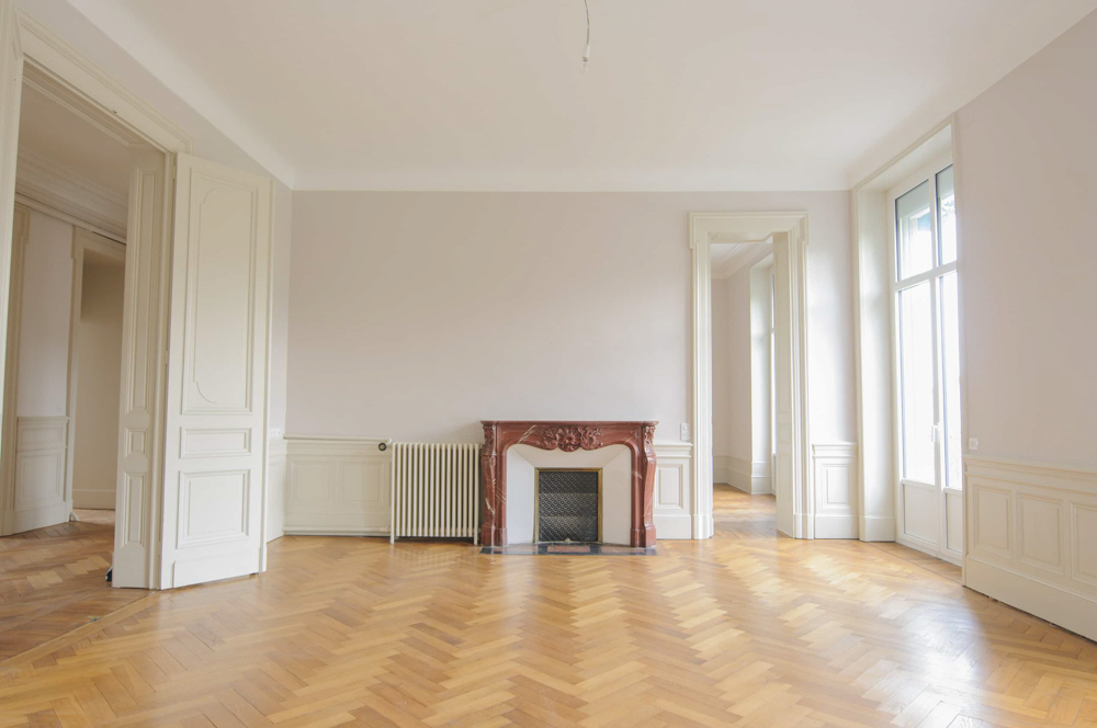 beaux-interieurs-salon-magnifique-coloris-beige-moderne-plafond-haut-3