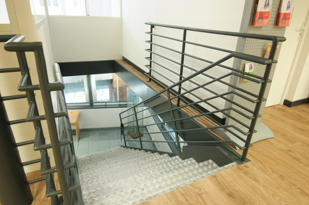 12-beaux-intérieurs-escalier-repeint-gris-anthracite