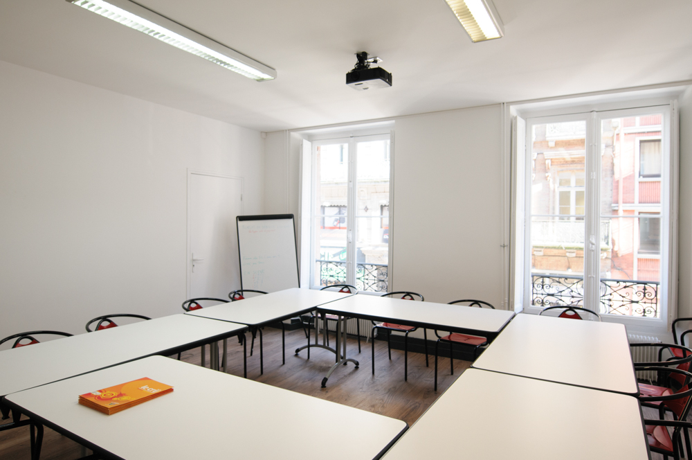 14-beaux-intérieurs-salle de réunion-rénové-vidéo-projecteur