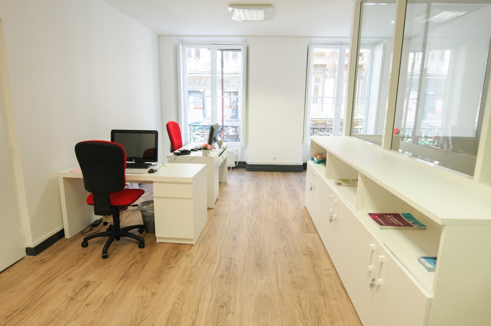 41-beaux-intérieurs-bureau-blanc-sol-bois-sol-souple-neuf