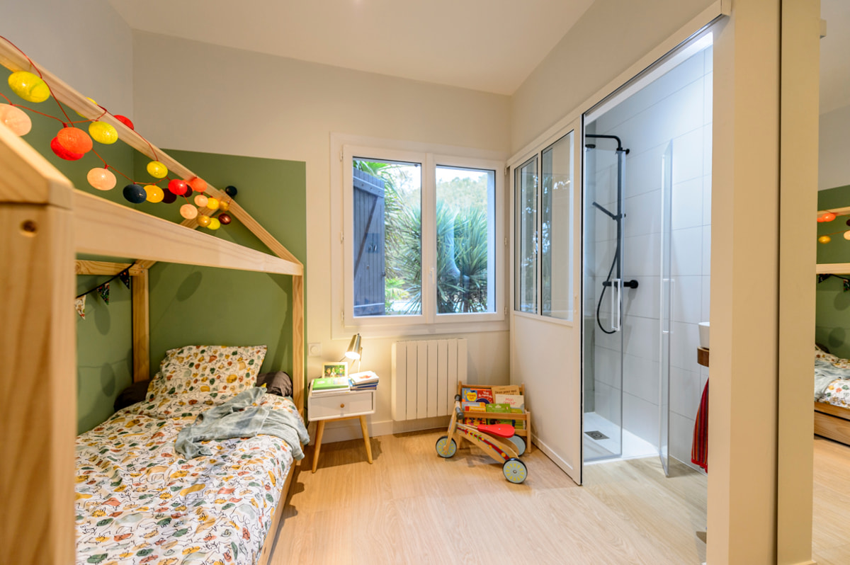 Chambre-enfant-lit-cabane-guirlande
