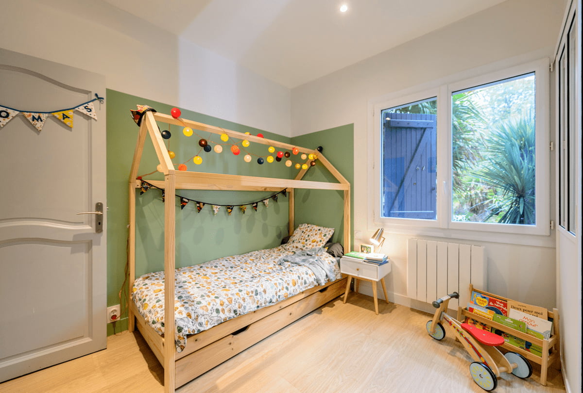 Chambre-enfant-peinture-cadre-vert-cabane