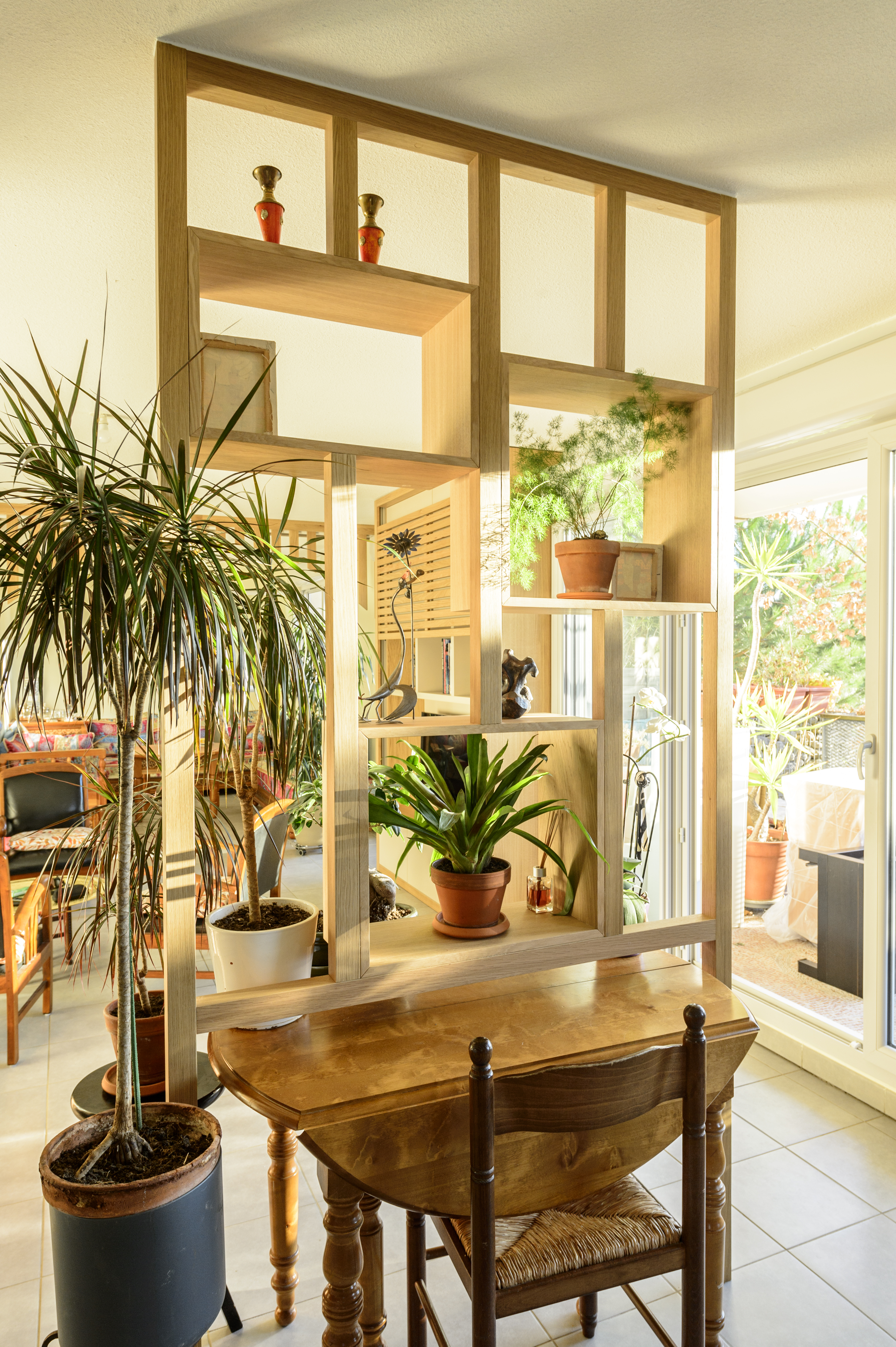 Claustra-bois-sur-mesure-interieur-cube-geometrique