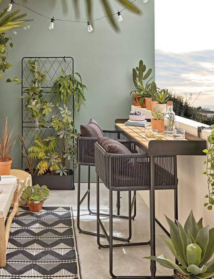 Des tables de balcon pratiques et design pour un mini-extérieur