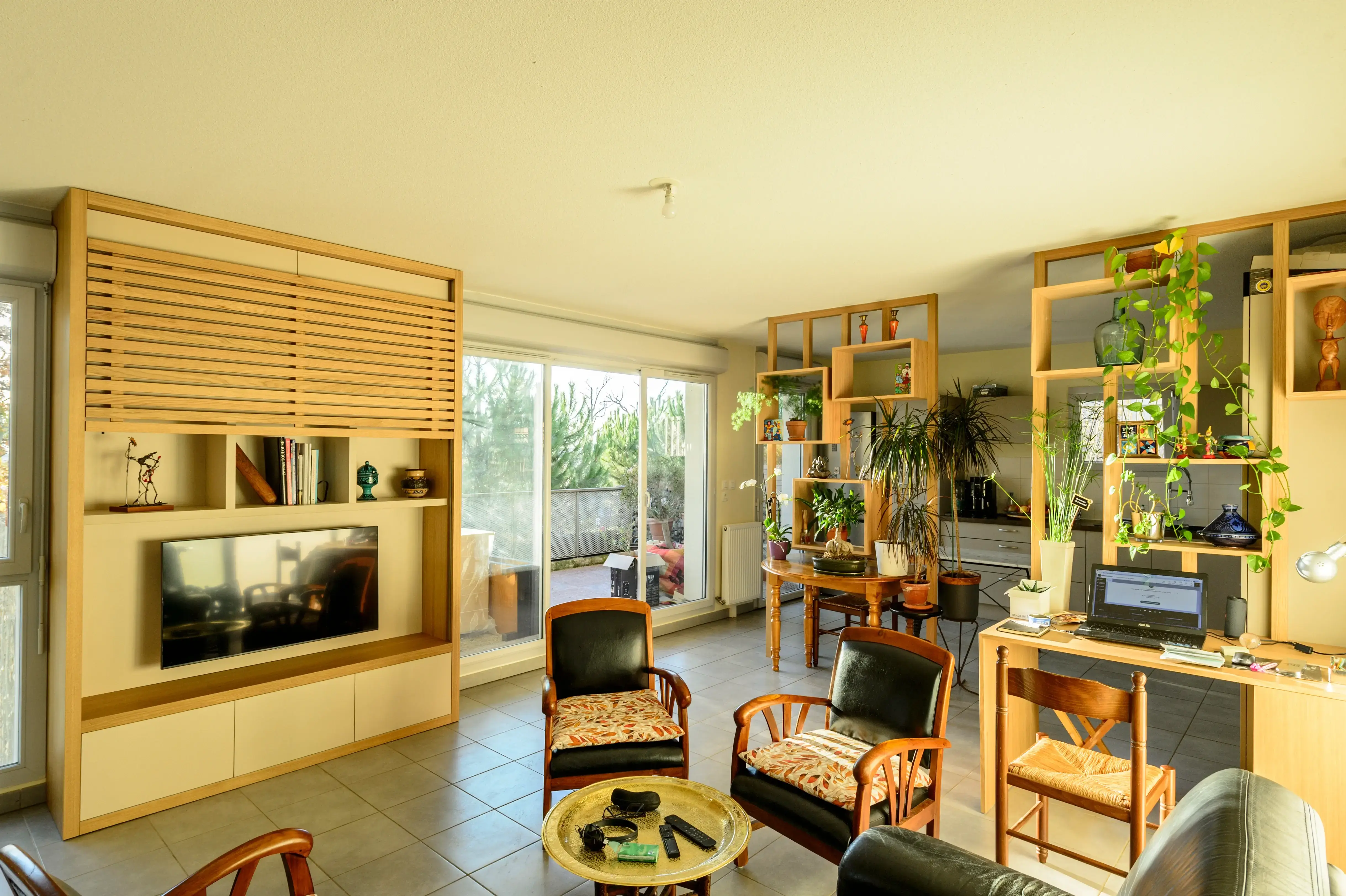 Meuble-tv-sur-mesure-coulissant-amovible-salon-lumiere-soleil-1