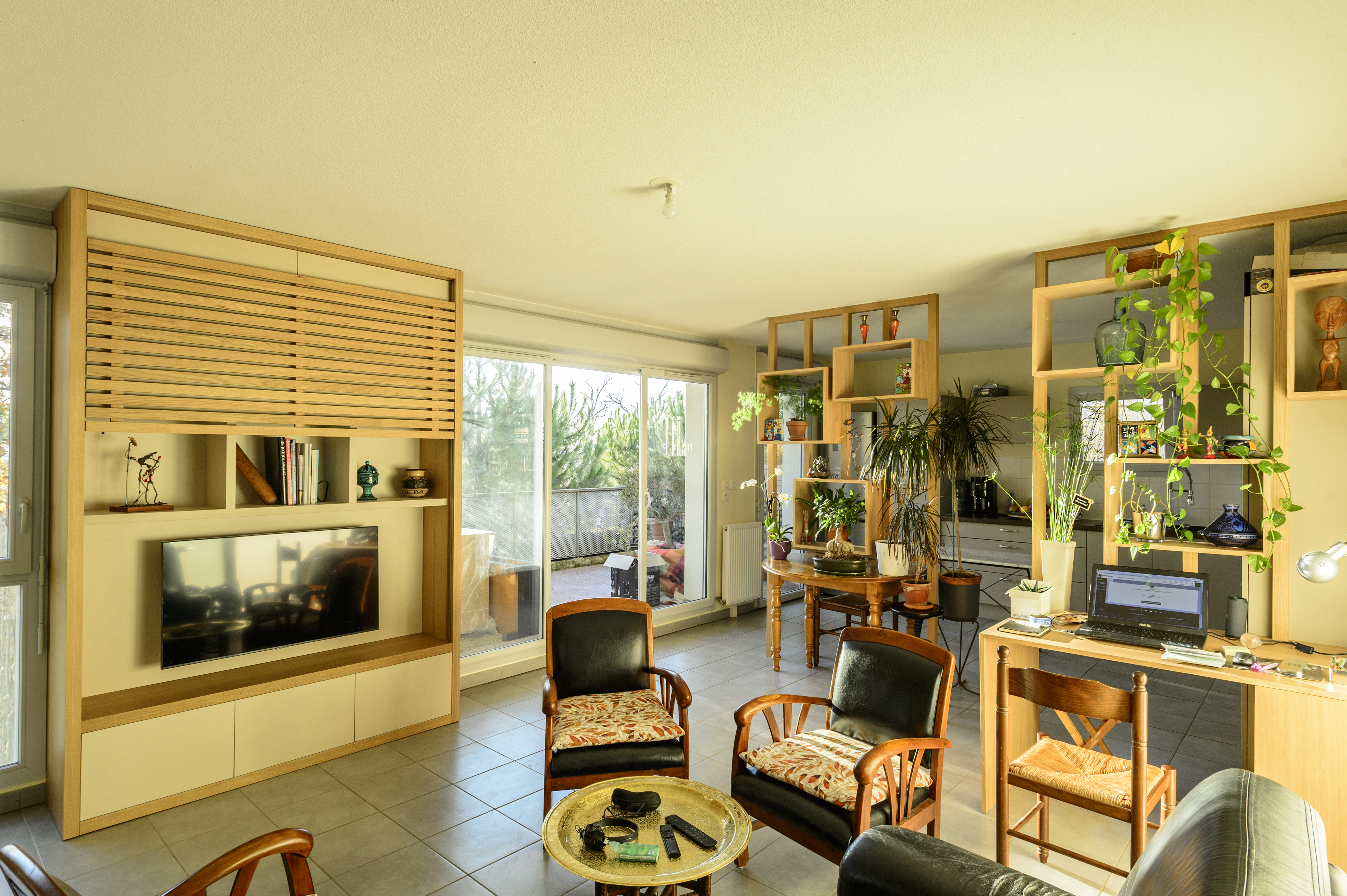 Meuble-tv-sur-mesure-coulissant-amovible-salon-lumiere-soleil
