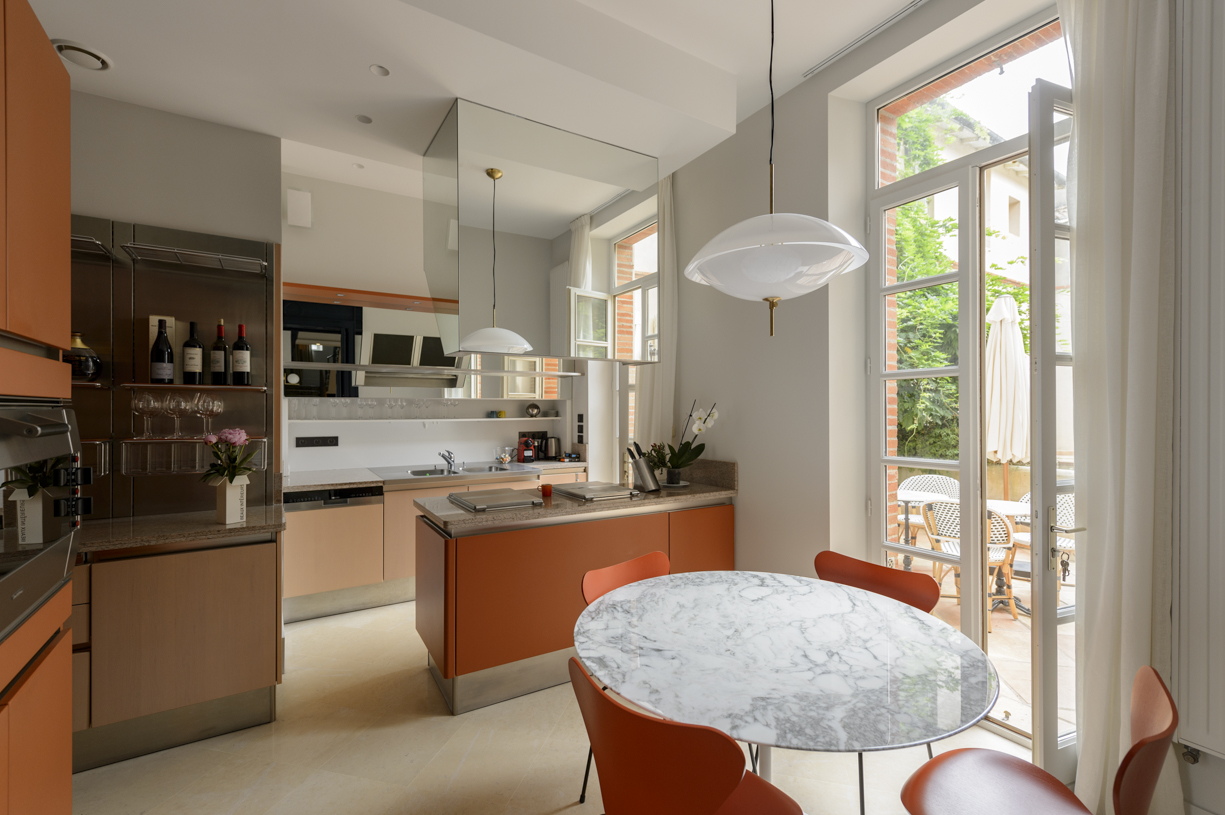 cuisine-moderne-hotte-miroir-couleur
