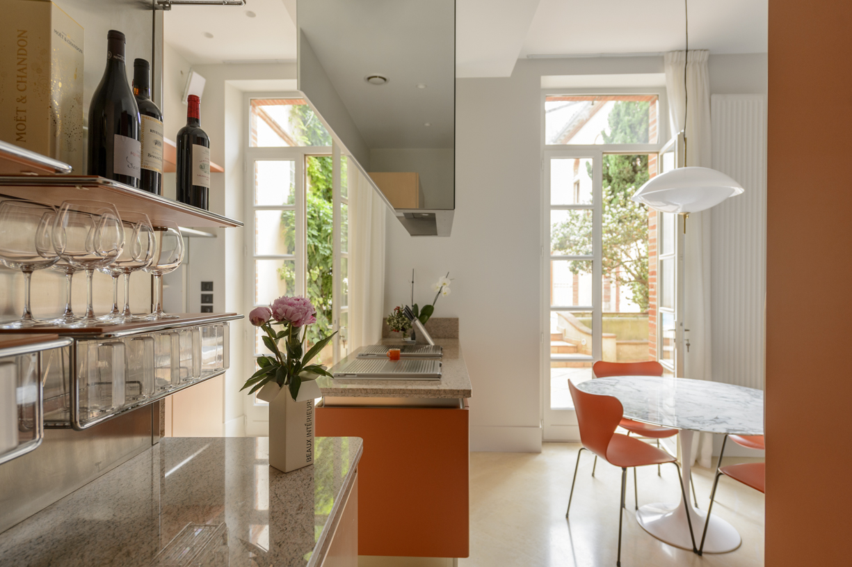 cuisine-orange-marbre-ouvert-jardin