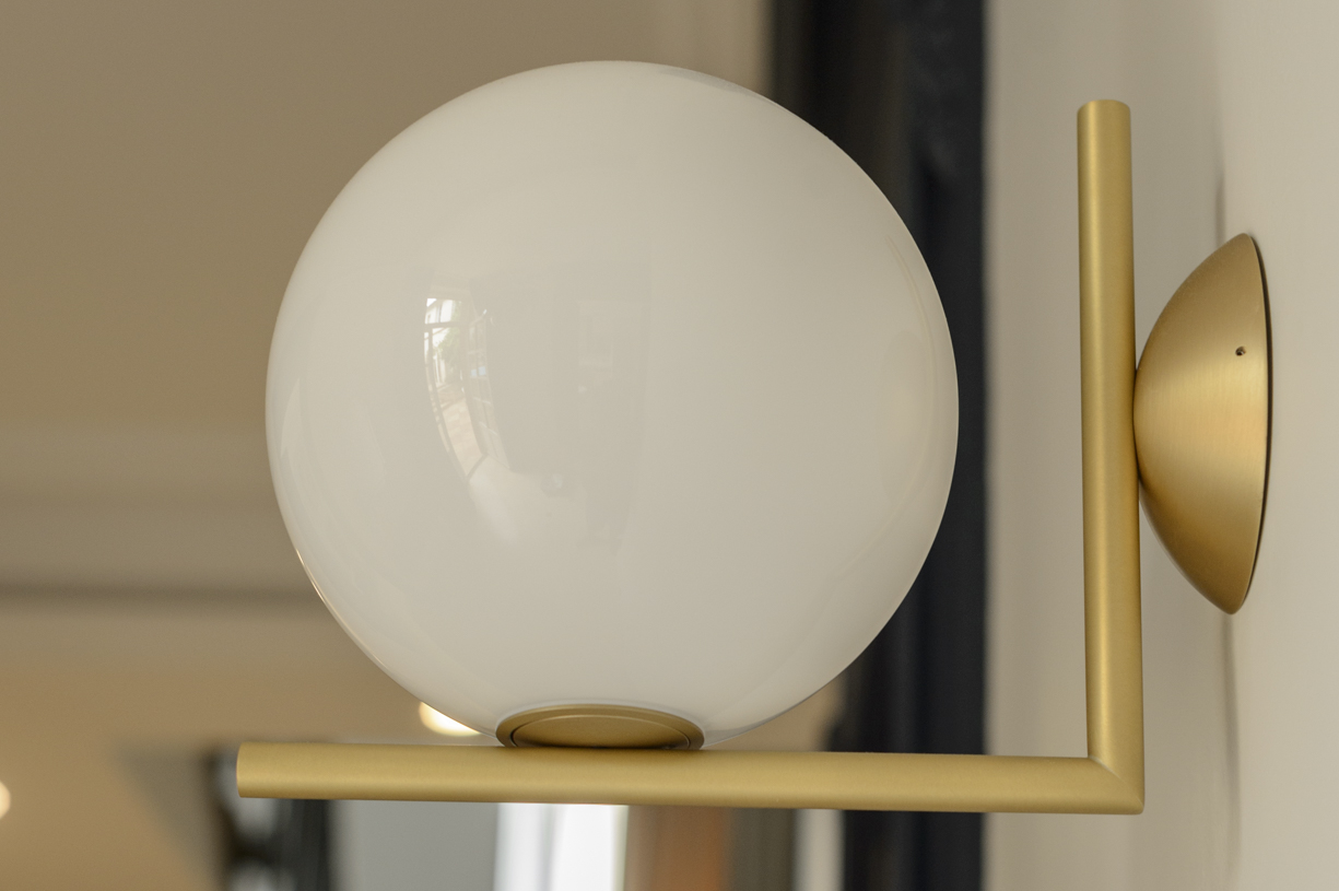 detail-applique-globe-verre-metal-or