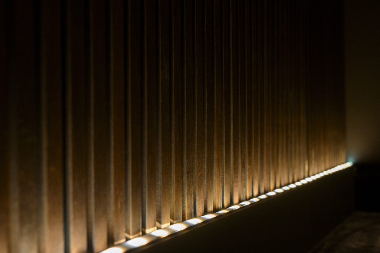 detail-cinema- eclairage-bois-debout