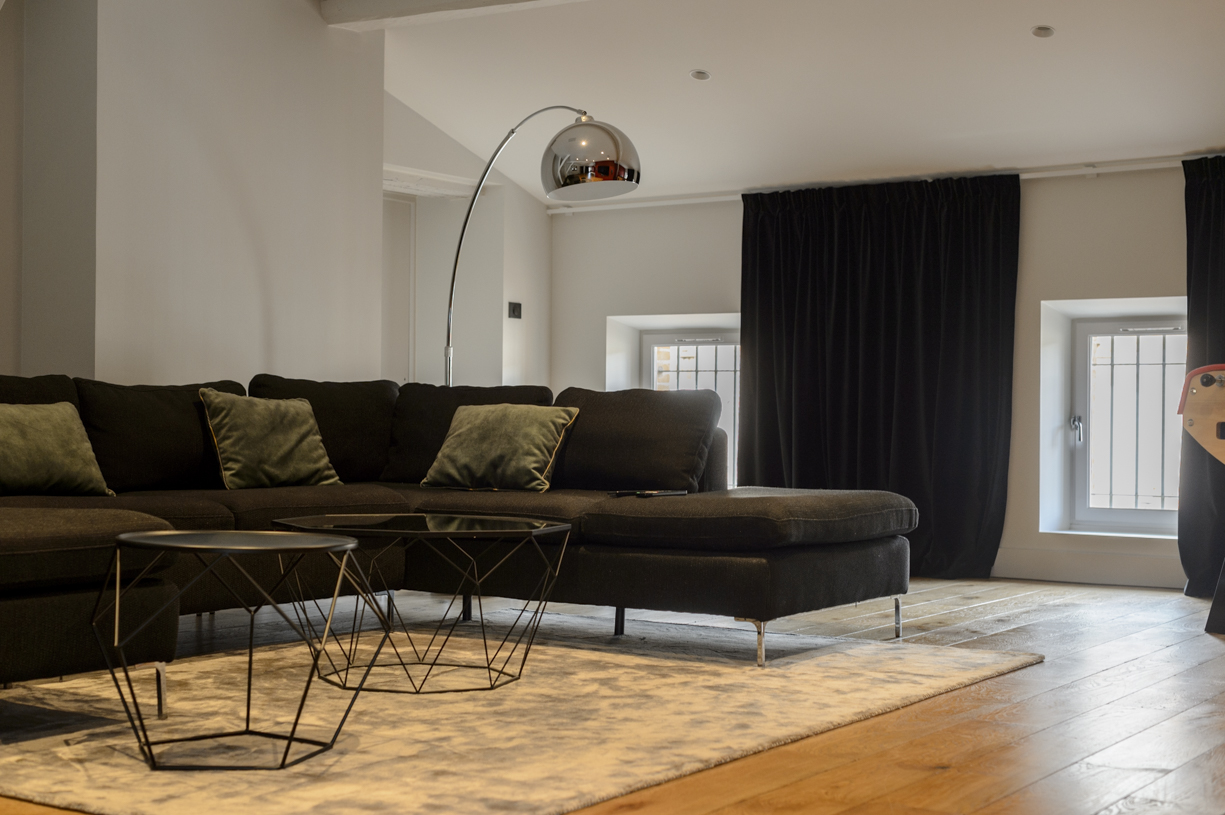 mobiliers-salle-de-jeu-canape-tapis-moderne
