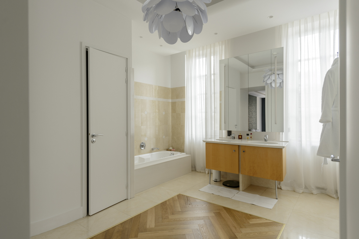 salle-de-bain-tapis-parquet-pointe-de-hongrie