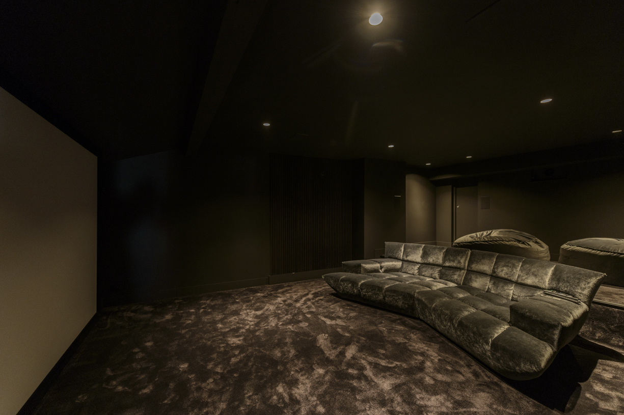 salle-de-cinema-noir-moquette