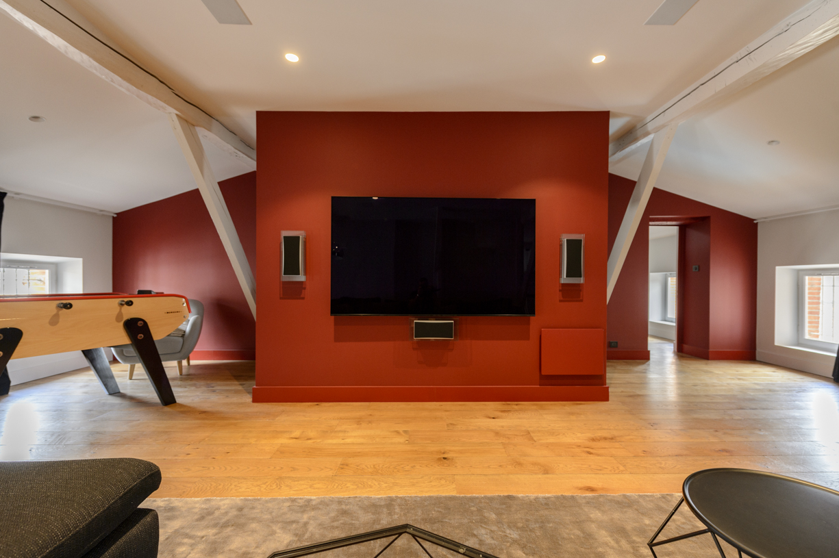 salle-tv-rouge-grenier-renove