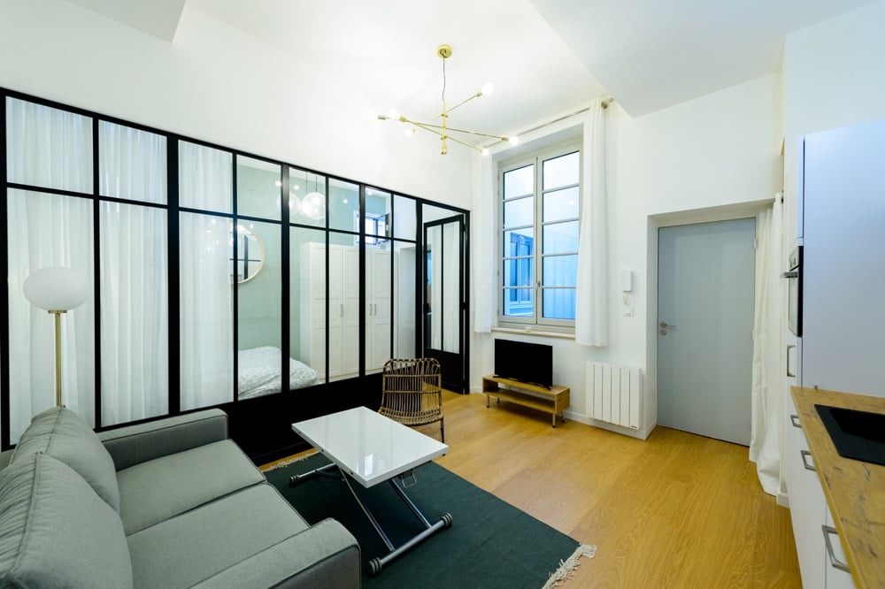 03-studio-apres-renovation-sejour-verriere