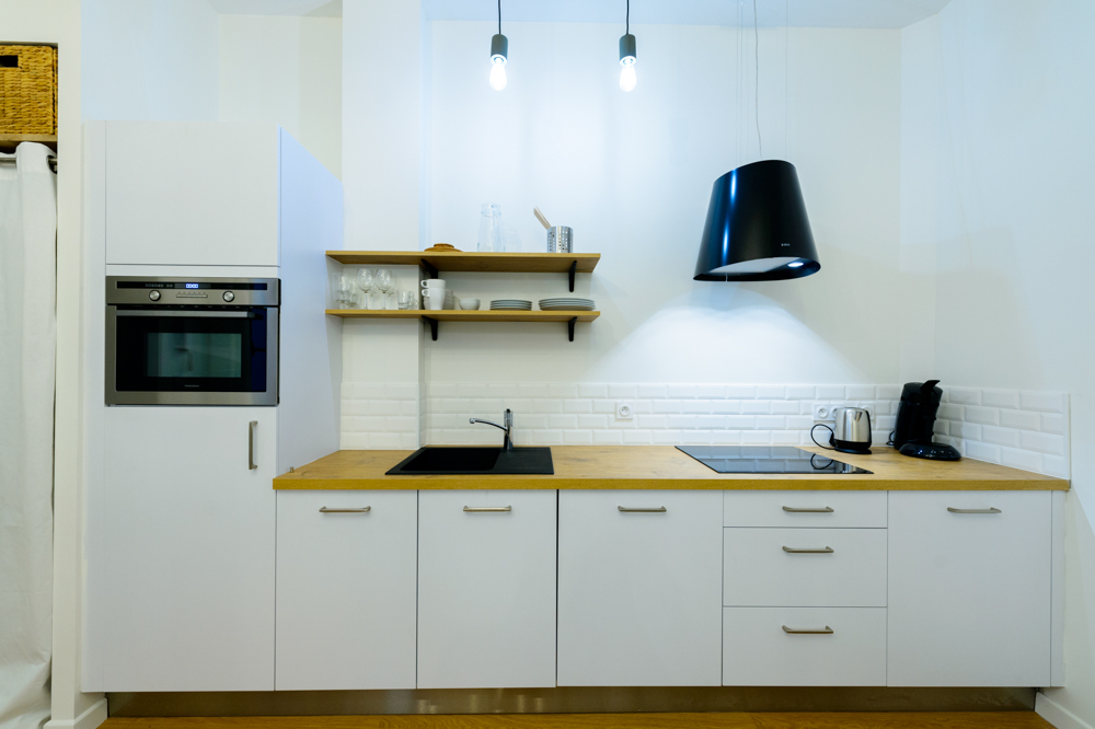 cuisine-meuble-blanc-plan-de-travail-bois