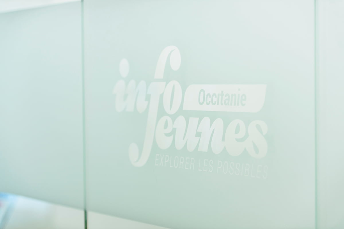 0-vitrophanie-bureau-logo-film-depoli