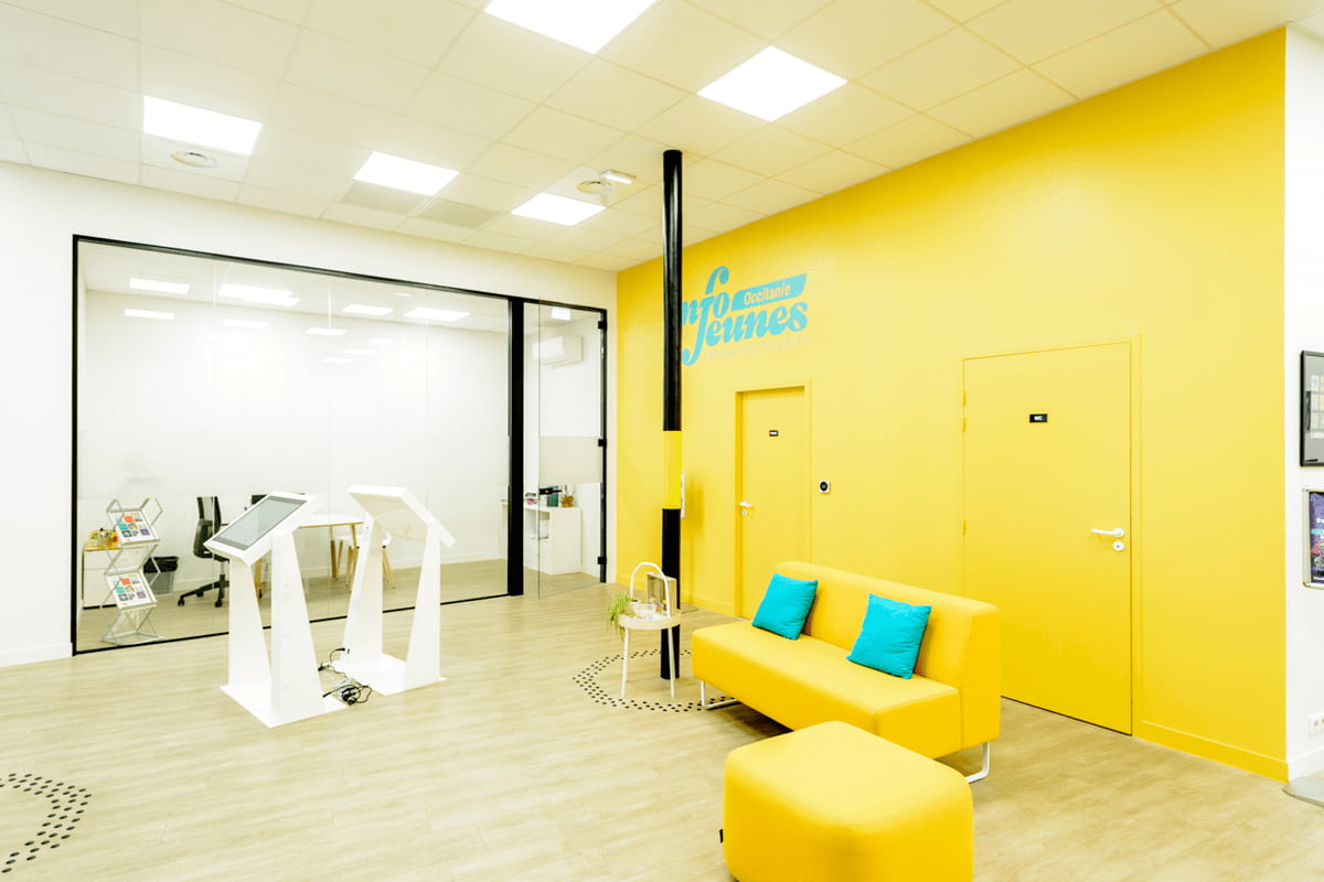 08-changement-estrade-bureau-confidentiel-espace-pmr-canape-attente-jaune-1