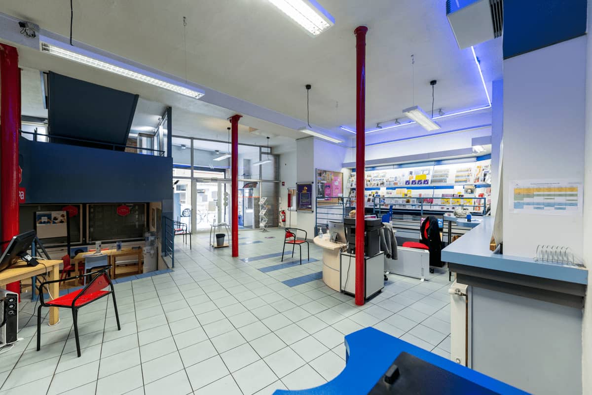10-espace-accueil-sombre-petit-carrelage