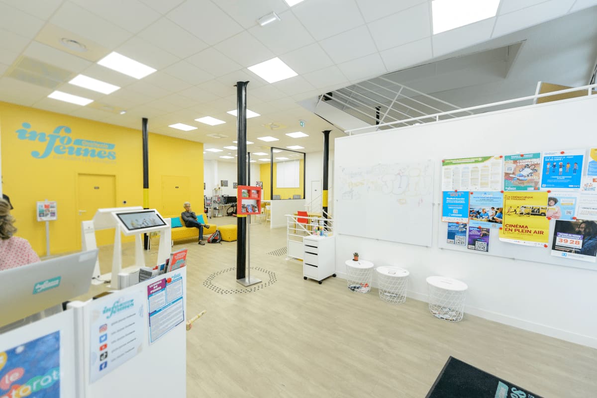 15-entree-sol-souple-lvt-effet-bois-couleur-chene-clair-blanc-jaune-borne-accueil-1
