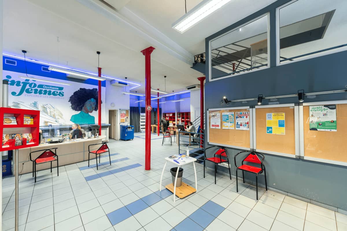 15-petit-carrelage-ancien-neon-bleu-peu-moderne