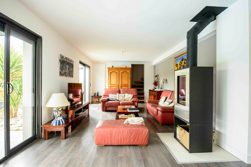 10-salon-avant-poele-meuble-imposant