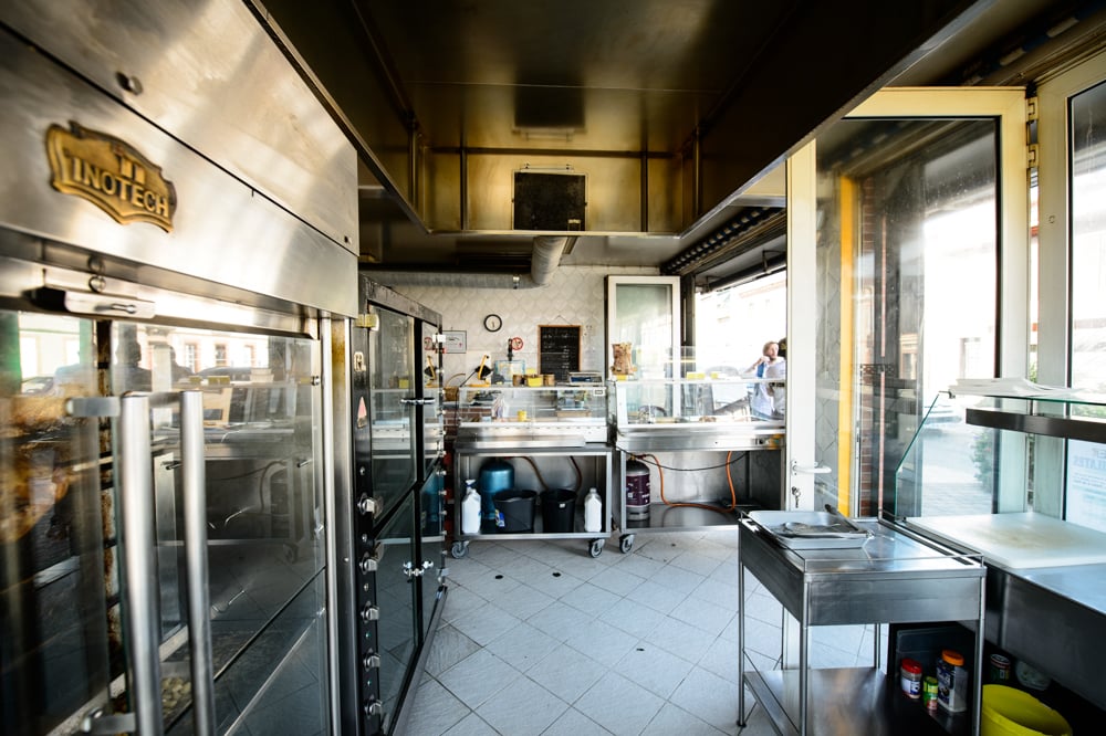 07-rotisserie-avant-travaux-sol-diagonal-carrelage-ancien-rotissoire-hotte