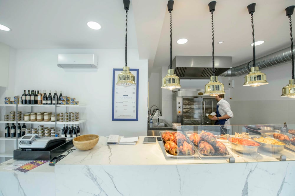10-rotisserie-poulet-decoration-climatisation-hotte-plan-de-travail-neuf-vitrine