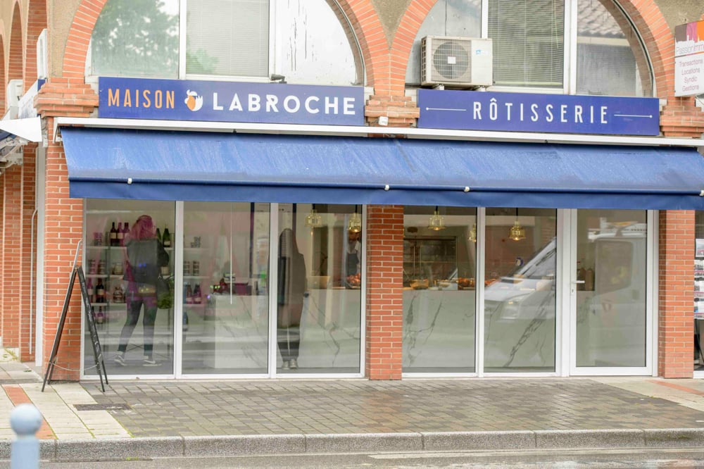Rotisserie-menuiserie-neuve-blanc-briquette-castanet-rue-commerce-stores-bleu