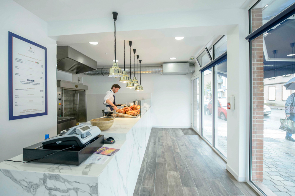 rotisserie-comptoir-accueil-blanc-marbrure-effet-bois-sol-fenetre-ouverture-lumiere