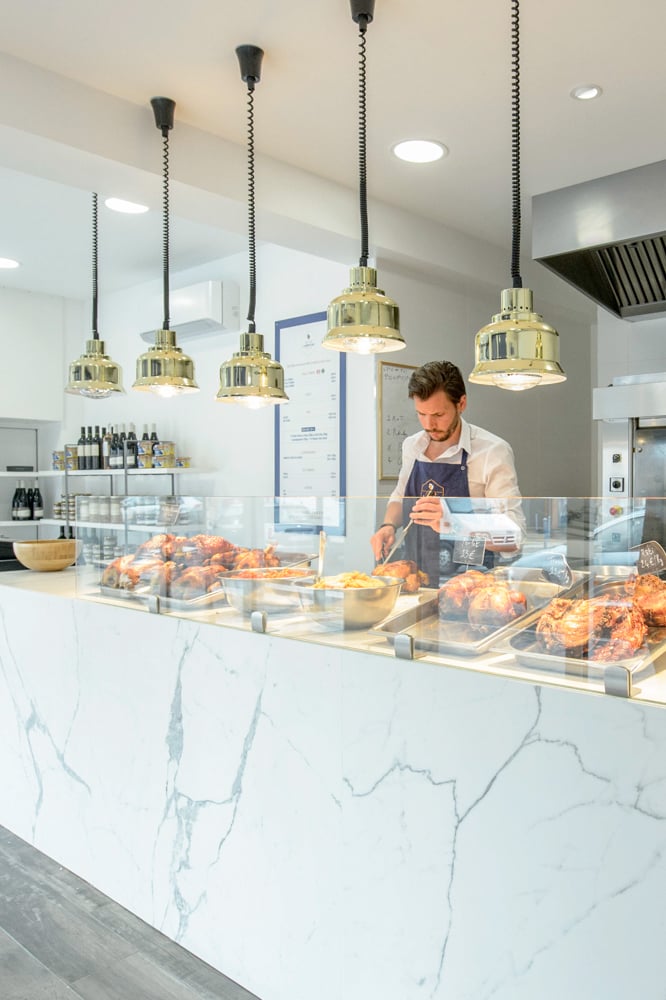 rotisserie-lampe-lumiere-laiton-client-accueil-comptoir