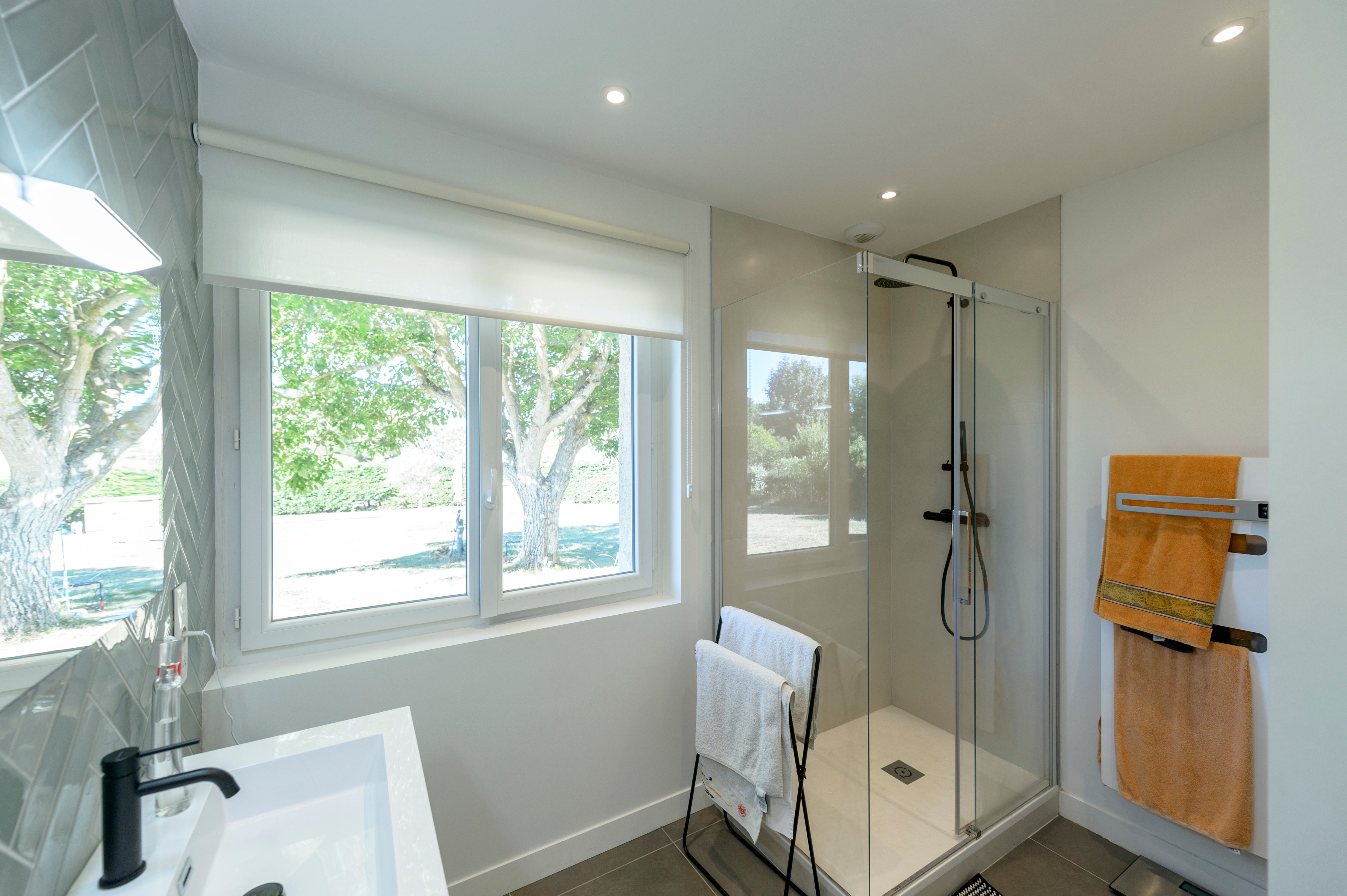 Salle-d-eau-grande-douche-moderne