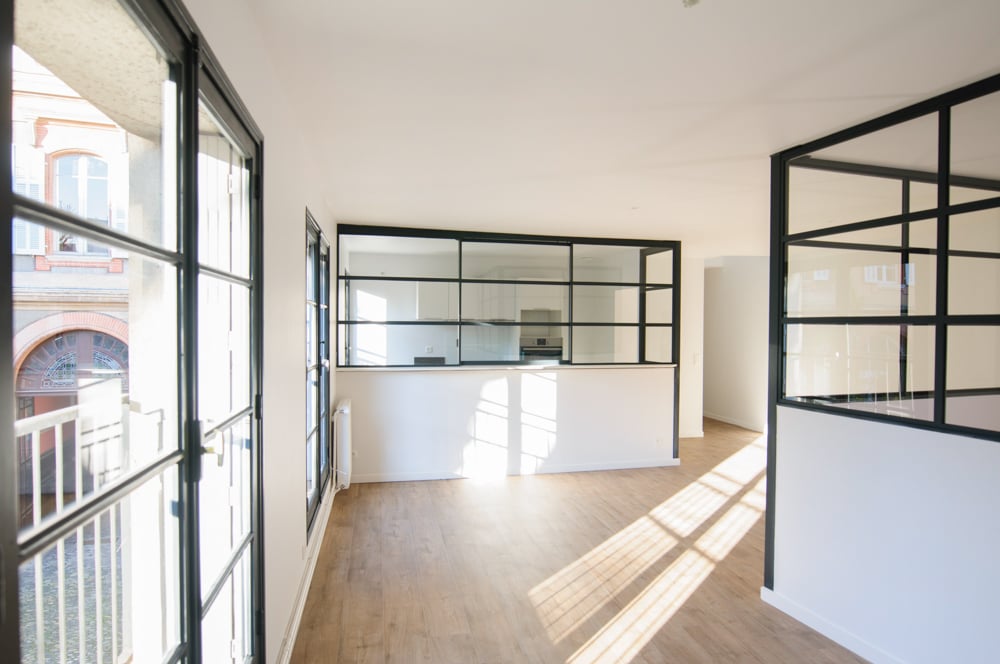 Beaux-Intérieurs-t4-toulouse-rénovation-salon-vitrage-atelier-menuiserie-aluminium-noir