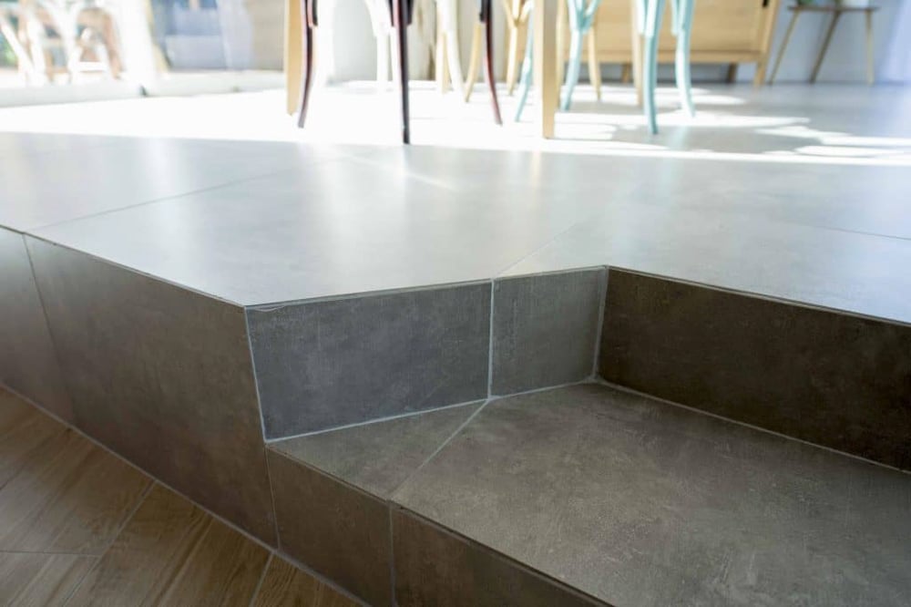 17-renovation-carrelage-effet-beton-geometrique-marche-matiere-melange-moderne-1-1024x682