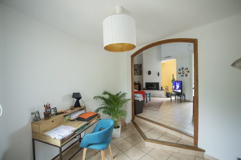 18-coin-bureau-avant-renovation-arche-porte-passage-ferme-marches-carrelage-1-scaled