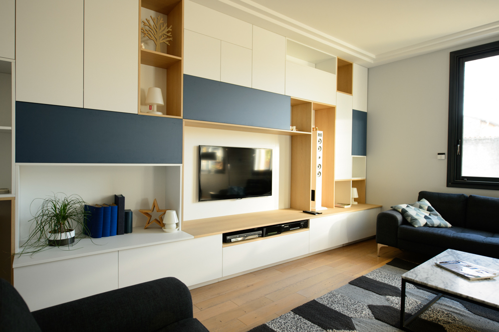 beaux-interieurs-television-suspendue-et-totalement-integree-dans-le-salon