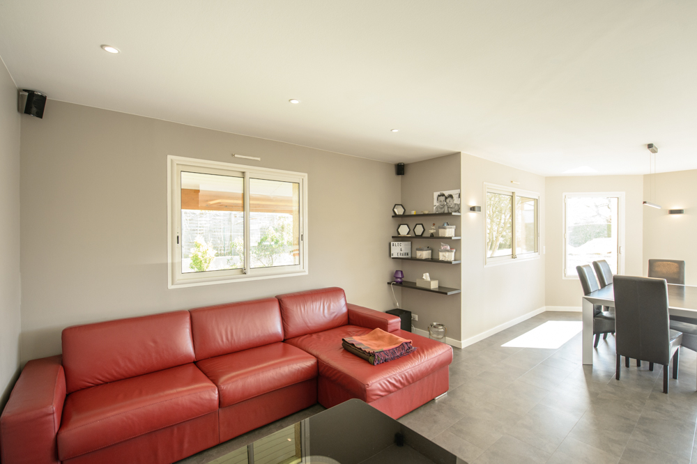 00-canapé-angle-cuir-rouge-table-basse-verre-laqué-noir-sol-vinyl-ardoise-table-chaise-salon-salle-à-manger-fenêtre-étagère-noires-rangement-agencement-déco